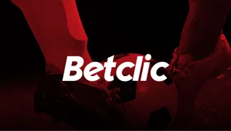 Logotipo da Betclic sobre um cenário de futebol Dois jogadores de futebol com chuteiras seguram uma bola, logotipo da Betclic no centro